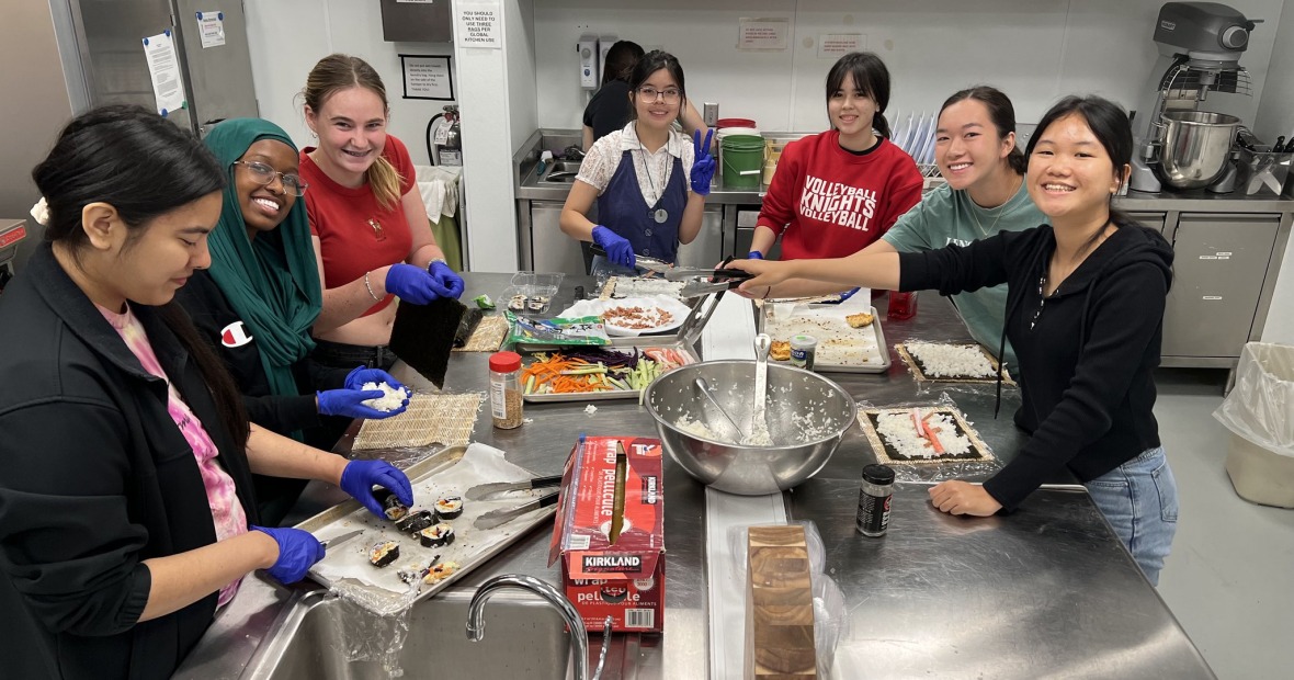 Stududents making Sushi at the Global Kitchen