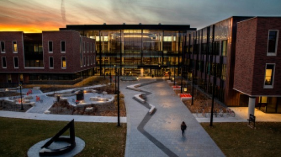 Vista nocturna del campus. View of campus at night.