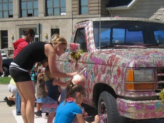 young people decorate a truck with glitter